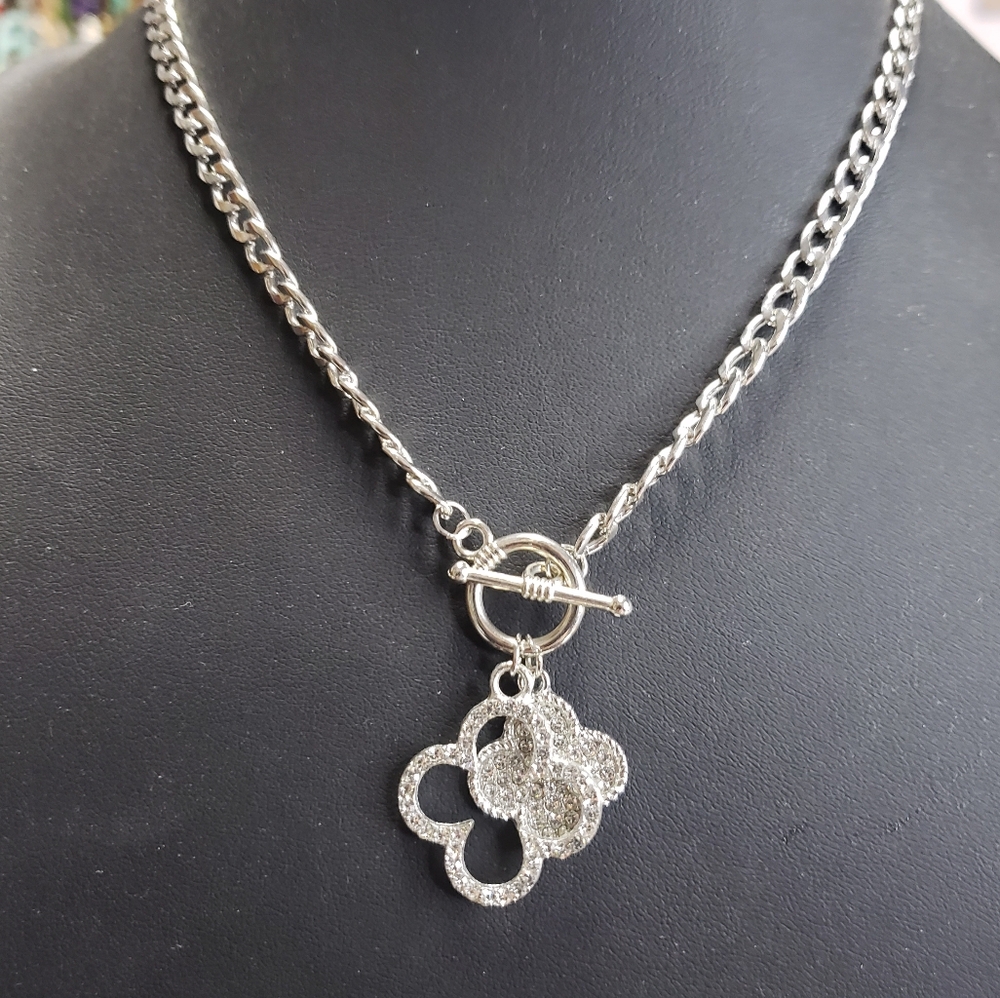 Elegant Silver Necklace with Clover Pendant